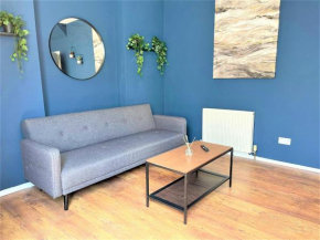 SUPER CENTRAL TWO BEDROOM FLAT * SLEEP 6 GUESTS